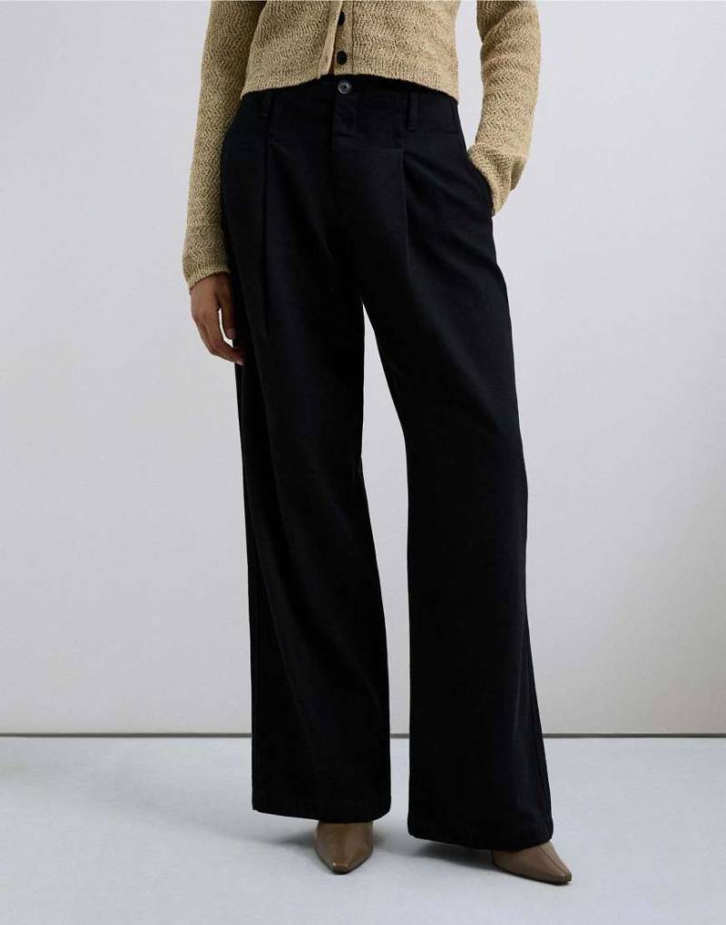 Scalpers - Weite Chinohose in Schwarz mit Bundfalten von Scalpers