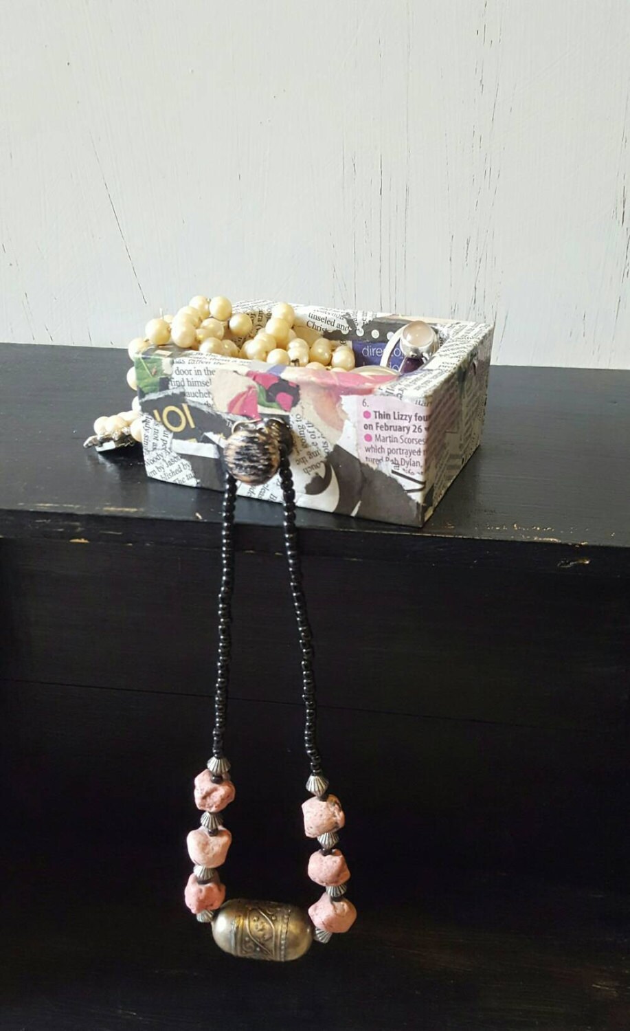 Decopage Kleine Schmuckschatulle Mit Einem Zeitungsmuster Decopage Kleine Schmuckschatulle Mit Einem Zeitungsmuster von ScandiJen