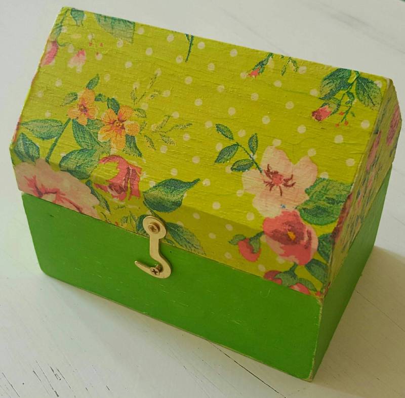 Ein Shabby Chic Und Decopage Schmuckkästchen in Hausform. Sehr Bunt Ein Shabby Chic Und Decopage Schmuckkästchen in Hausform. Sehr Bunt von ScandiJen
