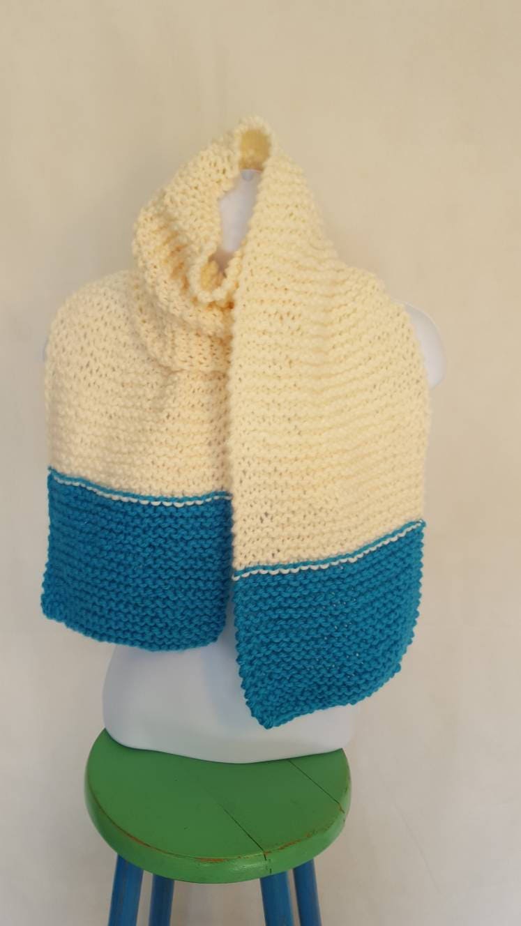 Gestrickter Schal in Wollweiß Und Türkis Gestrickter Schal in Wollweiß Und Türkis von ScandiJen