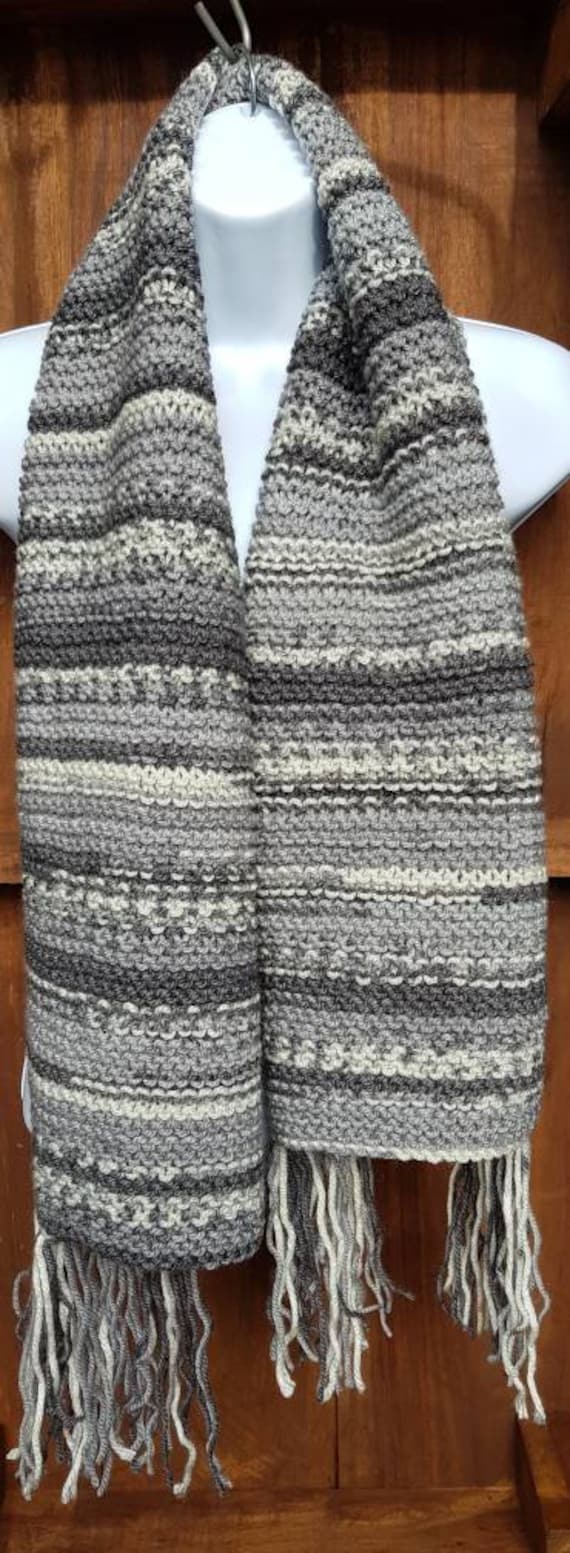 Grau Mehrfarbiger Gestrickter Wollschal Grau Mehrfarbiger Gestrickter Wollschal von ScandiJen