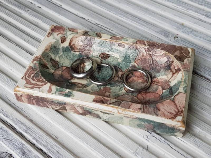 Shabby Chic Ringschale in Weiß, Rosa Und Lila von ScandiJen