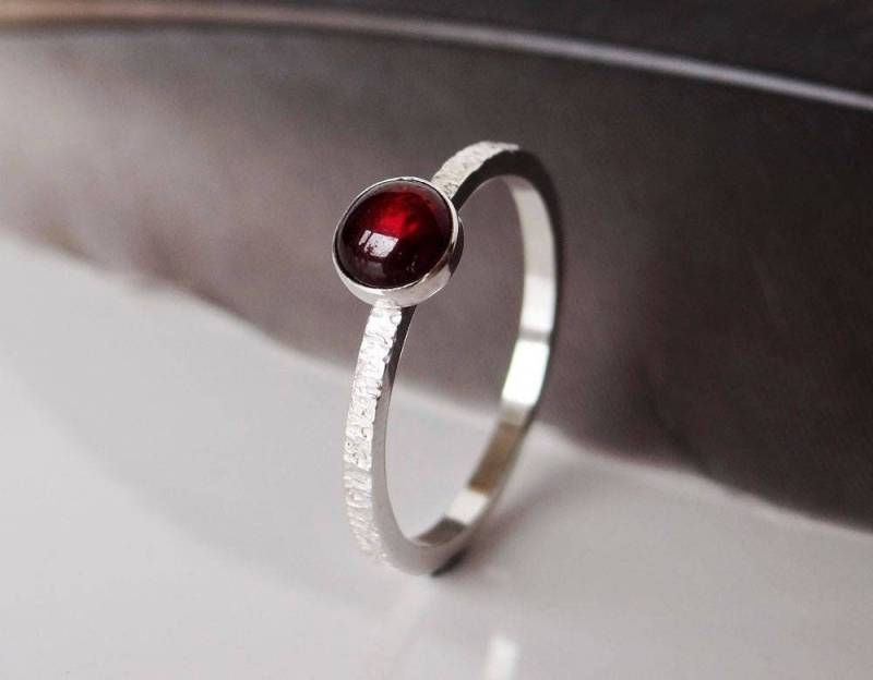 Handgemachte Granat Ring Aus Sterling Silber - Stapelring Januar Birthstone von Scape
