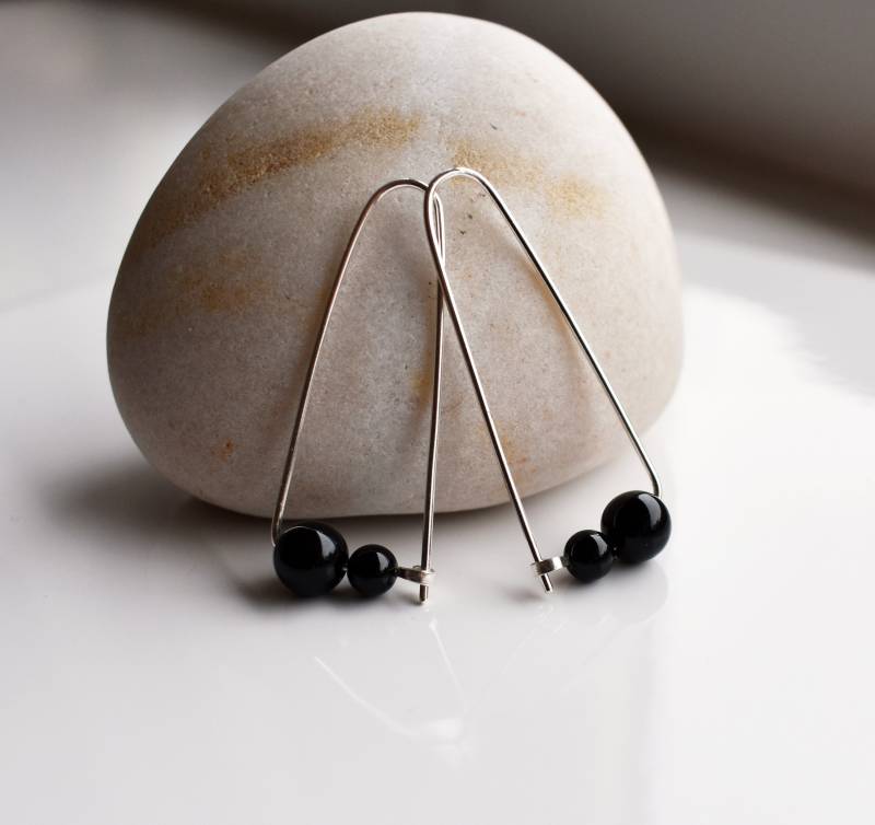 Schwarz Onyx Perlen Ohrringe Aus Recycled Sterling Silber von Scape