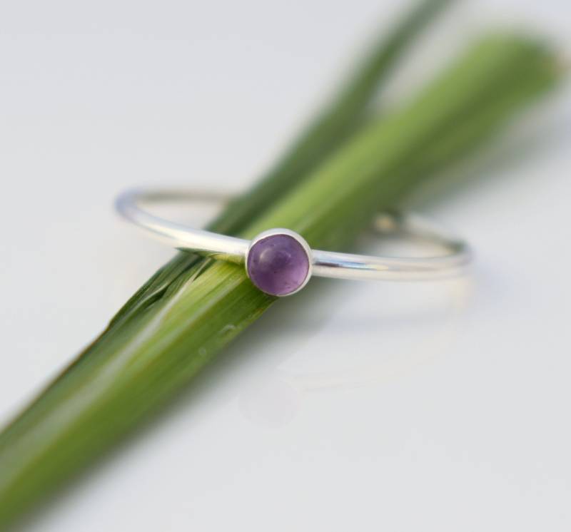 Winziger Amethyst Ring Aus Recyceltem Sterling Silber - Februar Geburtsstein Schmaler Stapelbarer 3 Mm Geschenk von Scape