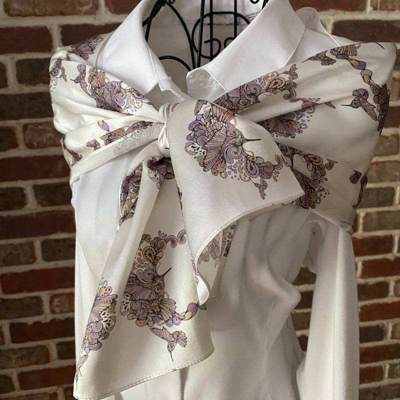 Kolibri Seidensatin Schal Tragbare Kunst Schal Kolibri Seidensatin Schal Tragbare Kunst Schal von ScarfSherpa