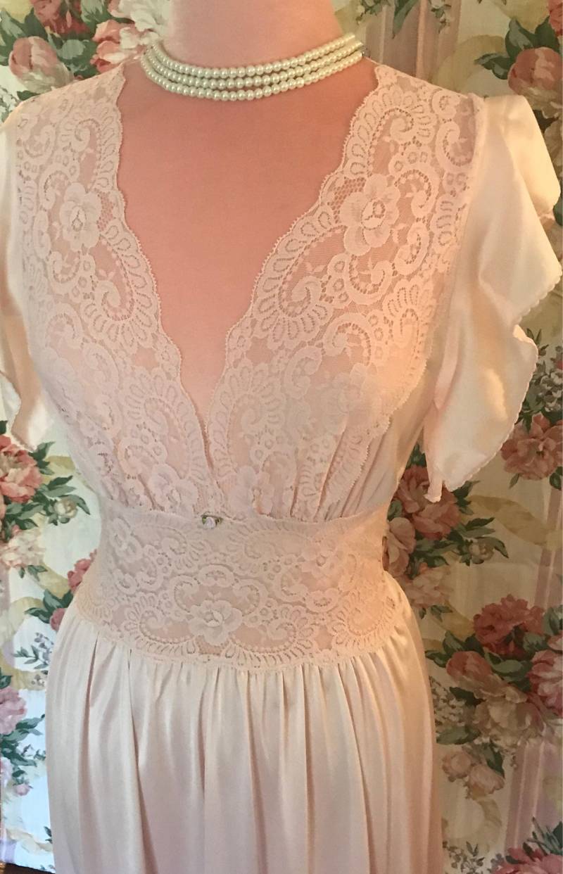 Blütenblatt Rosa Olga Nachthemd von ScarletAppleBoutique