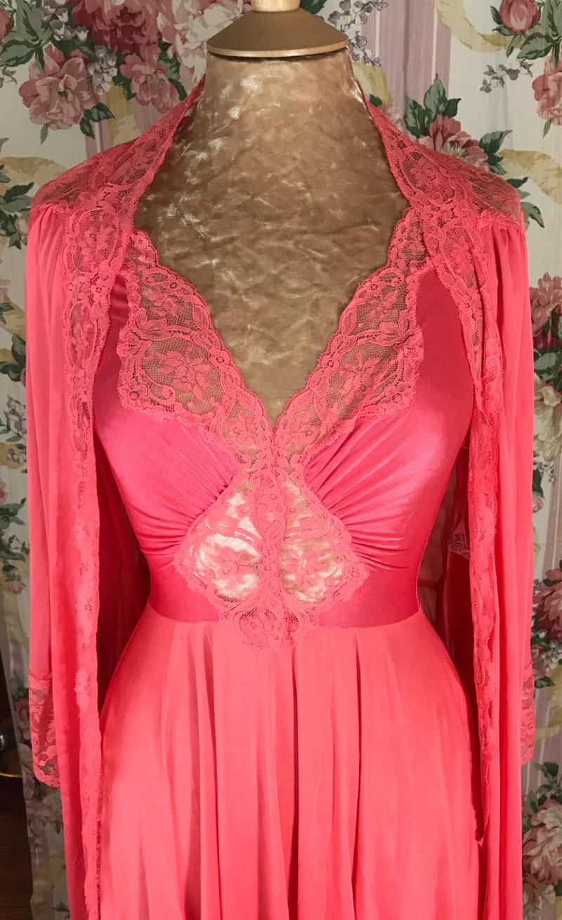 Vintage Olga Coral Peignoir Set Morgenmantel Mit Spitzenbesatz, Größe S von ScarletAppleBoutique