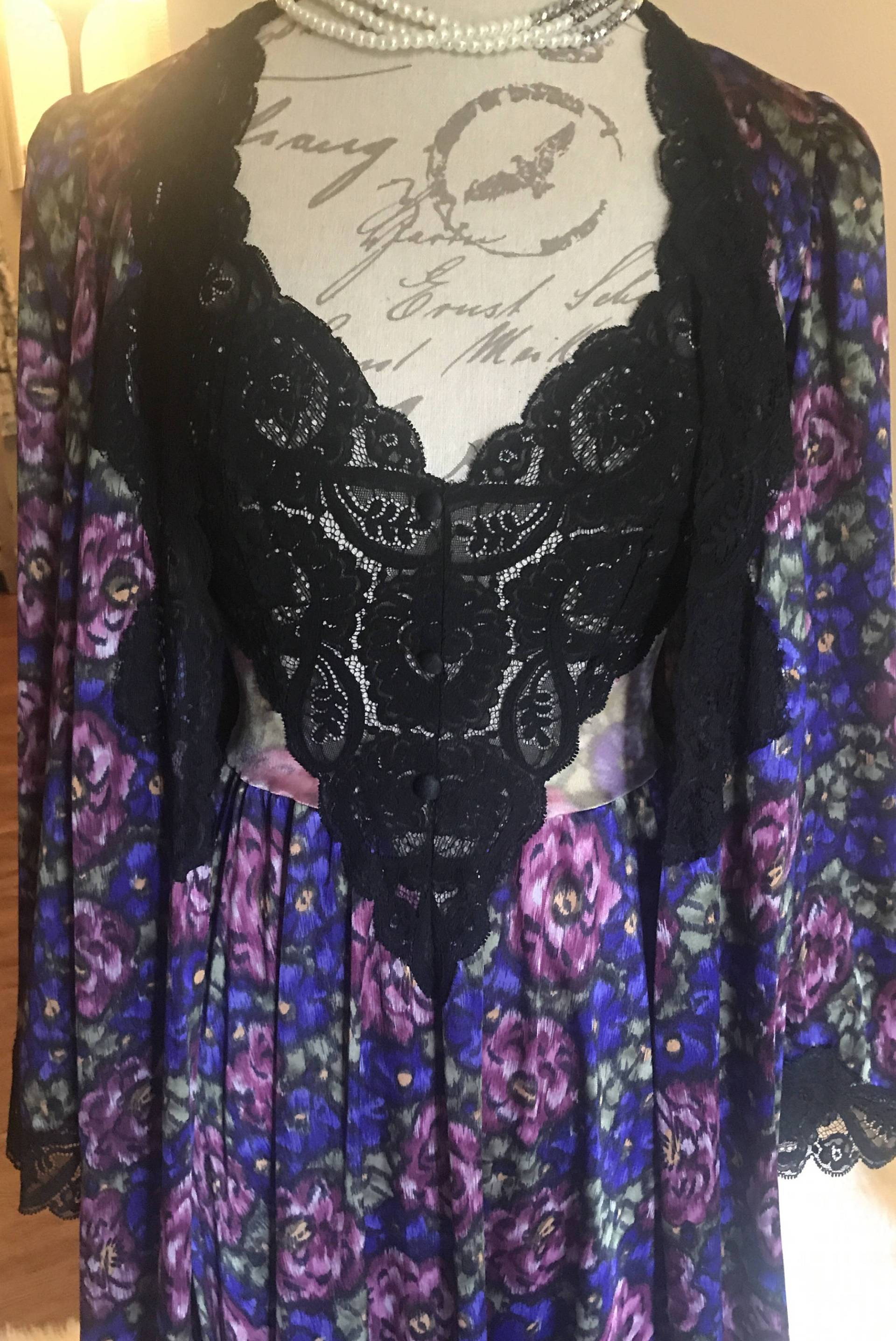 Seltenes Olga Peignoir Set Abendgarten Robe & Nachthemd, Größe S von ScarletAppleBoutique