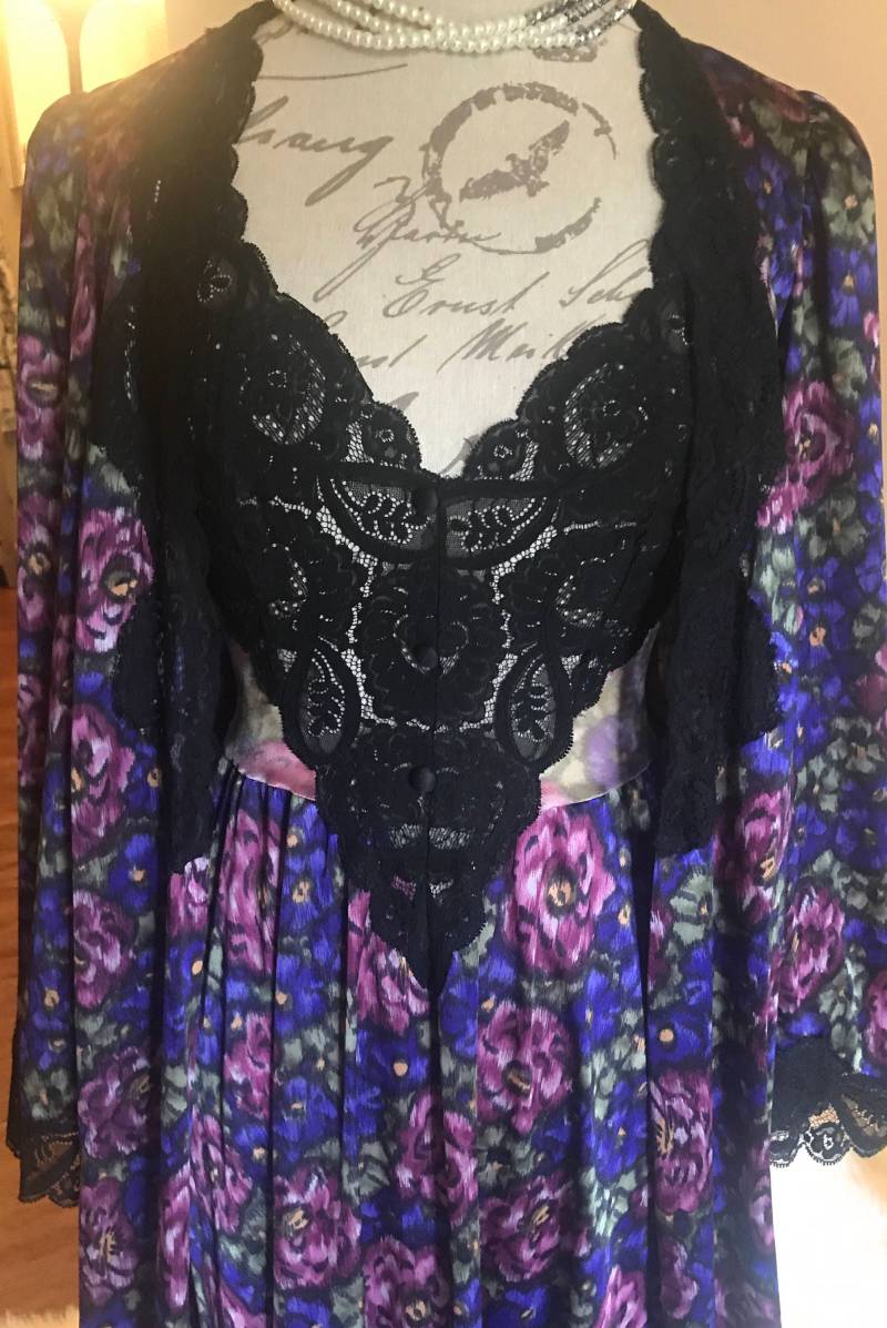 Seltenes Olga Peignoir Set Abendgarten Robe & Nachthemd, Größe S von ScarletAppleBoutique