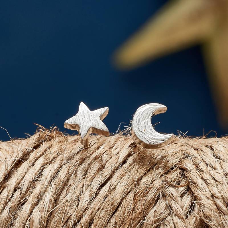 Twilight Moon & Star Ohrstecker - Nicht Übereinstimmende, Schimmernde Sterlingsilber-Ohrringe Für Mädchen Und Jugendliche Kleine von ScarlettJewellery