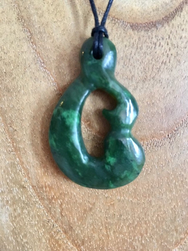 Nephrit Maori Hei Matau/Fischhaken Grünstein Haken Halskette Hook Greenstone Surferkette Nephrit Maori Hei Matau/Fischhaken Grünstein Haken Halskette Hook Greenstone Surferkette von Scarramouch