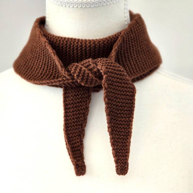 Dunkelbrauner Handgestrickter Sophie Schal V1 | Kleiner Strickschal Handgefertigtes Geschenk Gestricktes Halstuch Aus Wolle Acryl Mix von ScarvesAndKnitsStore