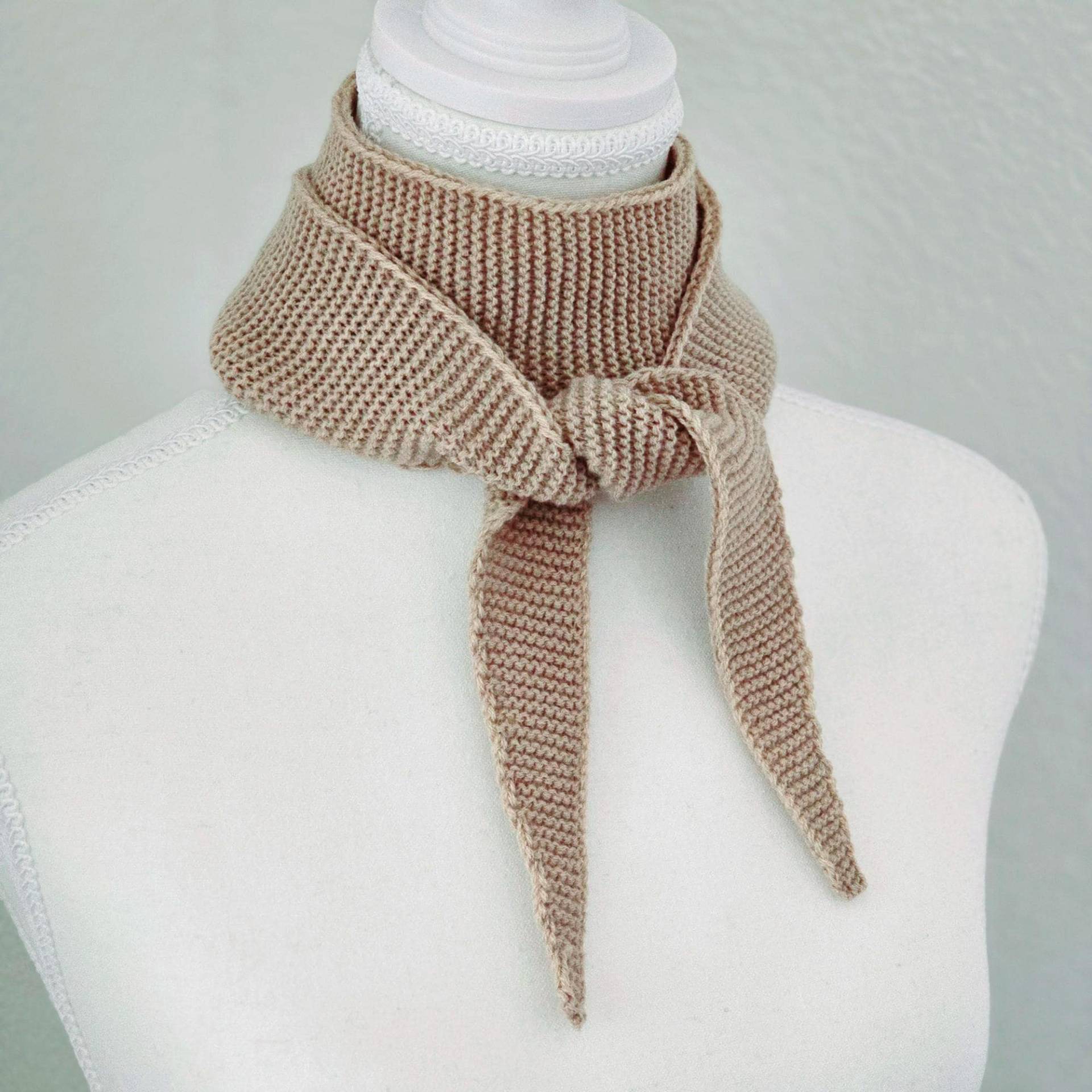 Hellbeige Sophies Schal | Handgestrickter Halswärmer Aus Wolle Und Acryl Hellbeige Sophies Schal | Handgestrickter Halswärmer Aus Wolle Und Acryl von ScarvesAndKnitsStore
