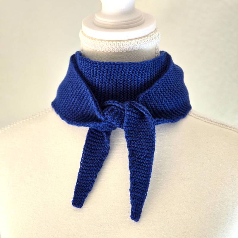 Kobalt Blau Handgestrickt Sophie Schal V1 | Kleiner Strickschal Handgefertigtes Geschenk Gestricktes Halstuch Aus Wolle Acryl Mix von ScarvesAndKnitsStore