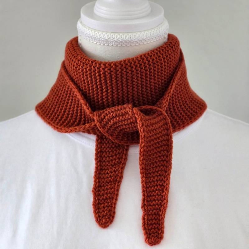 Orange Handgestrickter Sophie Schal V2 | Kleiner Strickschal Handgefertigtes Geschenk Gestricktes Halstuch von ScarvesAndKnitsStore