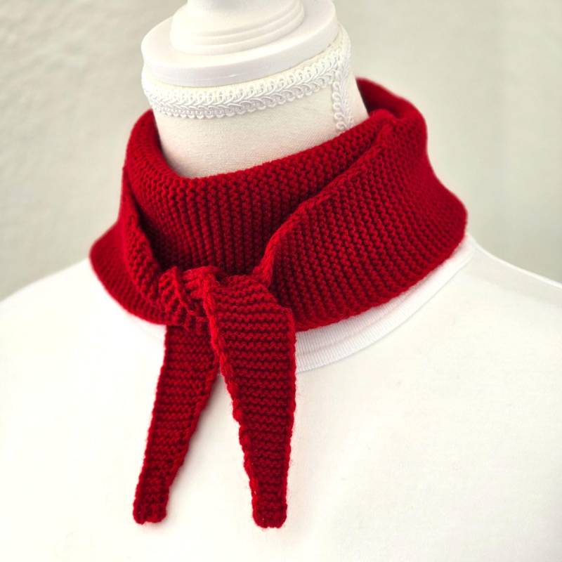 Roter Handgestrickter Sophie Schal V1 | Kleiner Strickschal Handgefertigtes Geschenk Crimson Red Gestrickte Halstuch Wolle Acrylmischung von ScarvesAndKnitsStore