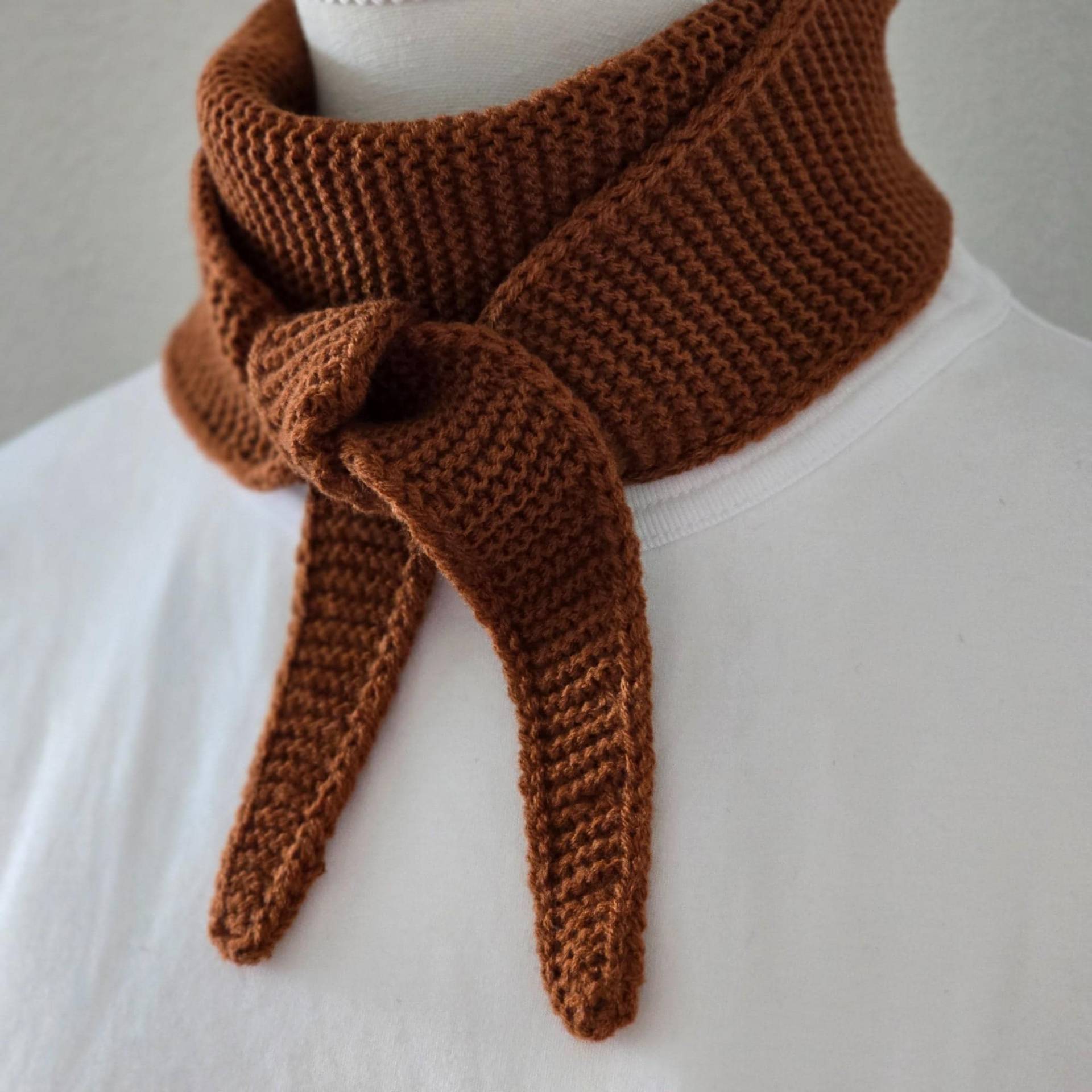 Zimtbraun Handgestrickter Sophie Schal V2 | Kleiner Strickschal Handgefertigtes Geschenk Gestricktes Halstuch Brauntöne Zimtbraun Handgestrickter Sophie Schal V2 | Kleiner Strickschal Handgefertigtes Geschenk Gestricktes Halstuch Brauntöne von ScarvesAndKnitsStore