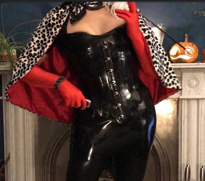 Dalmatiner Druck Umhang, Schwarz Und Weißer Kunstpelz Halloween Kostüm von Scarvestorock