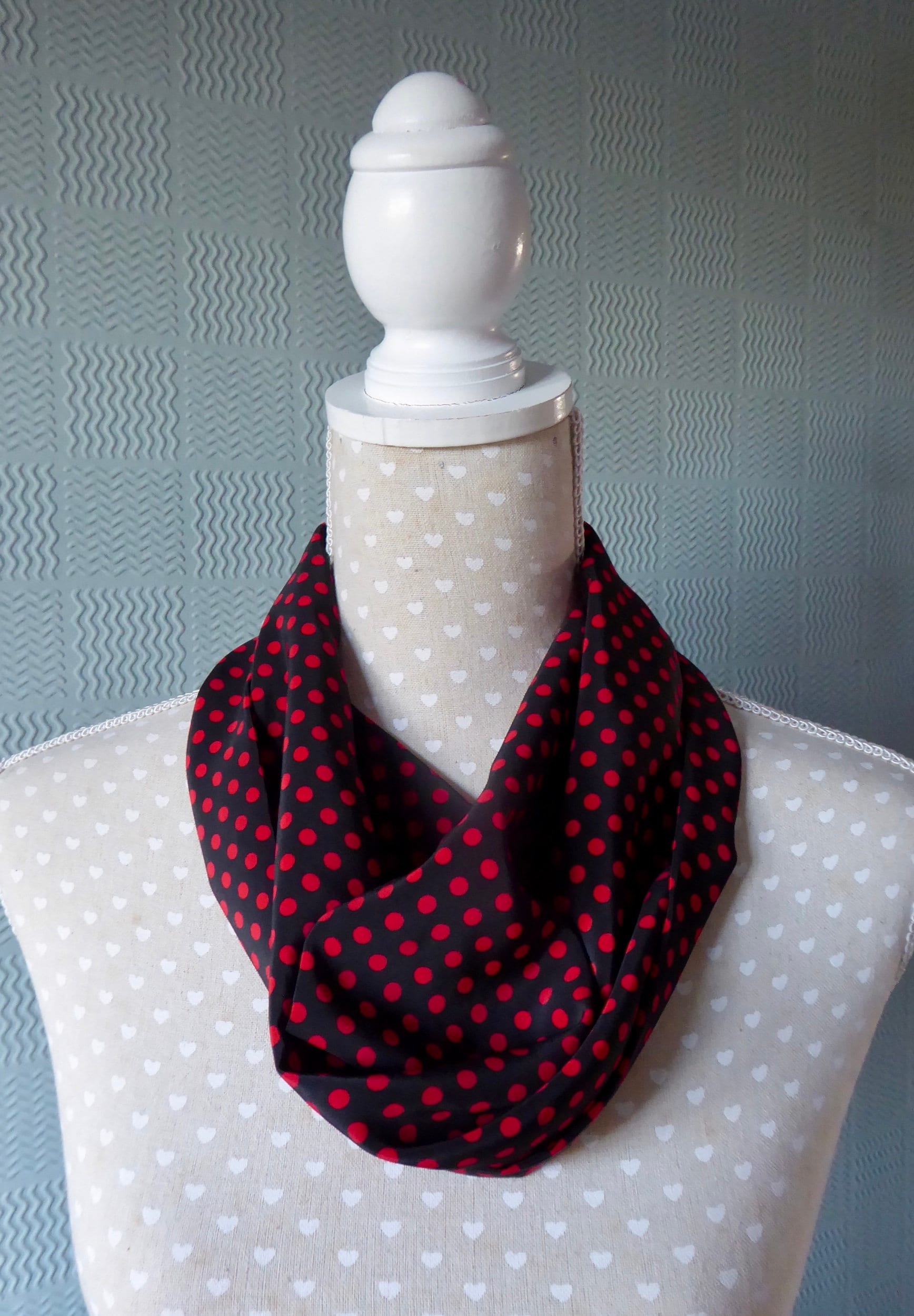 Rot-Schwarzer Chiffon Gepunkteter Schlauchschal, Schlauchschal Mit Schwarzem Tupfen, Leichter Schal von Scarvestorock