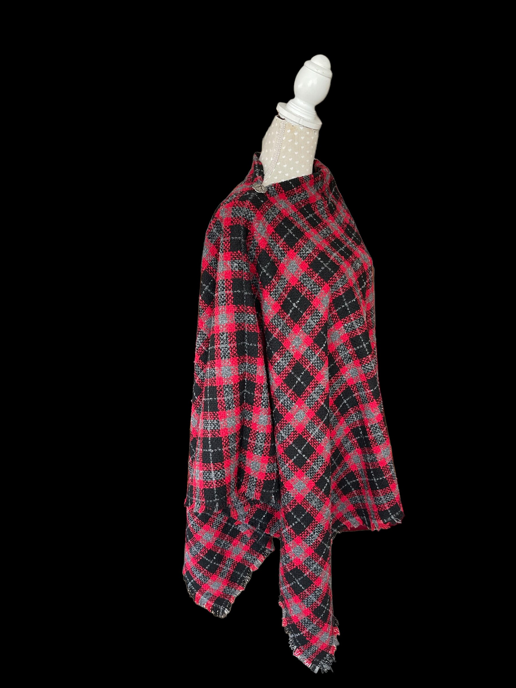 Roter Tweed Wolle Poncho Kariert Kinder Erwachsene Größen Roter Tweed Wolle Poncho Kariert Kinder Erwachsene Größen von Scarvestorock
