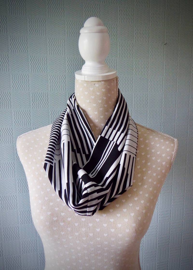 Schwartz Weisser Schlauchschal, Gestreifter Chiffon Schal, Leichter Sommer-Loop, Abstrakte Gestreifte, Piano von Scarvestorock