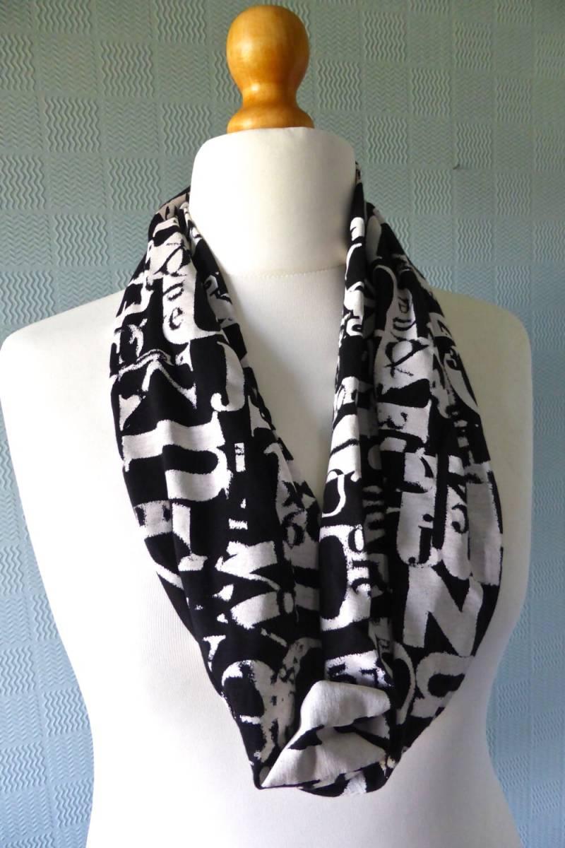 Schwarz-Weißer Graffiti Baumwoll-Jersey-Schal von Scarvestorock