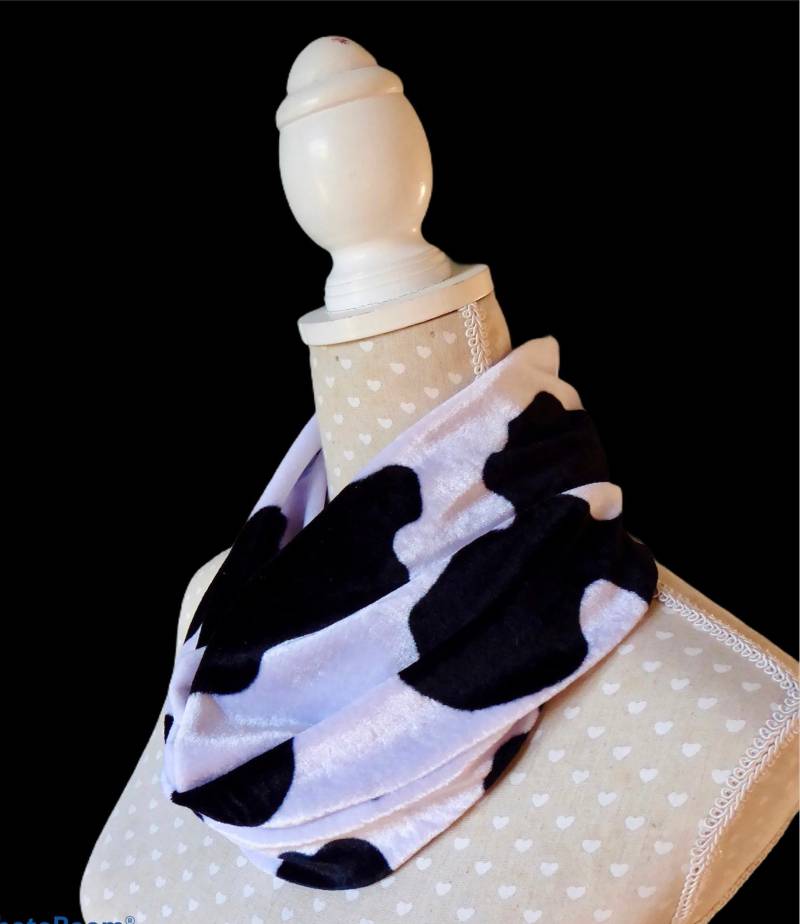 Kuh Print Velour Rundschal Schwarz Weißer Single Loop Halswärmer von Scarvestorock