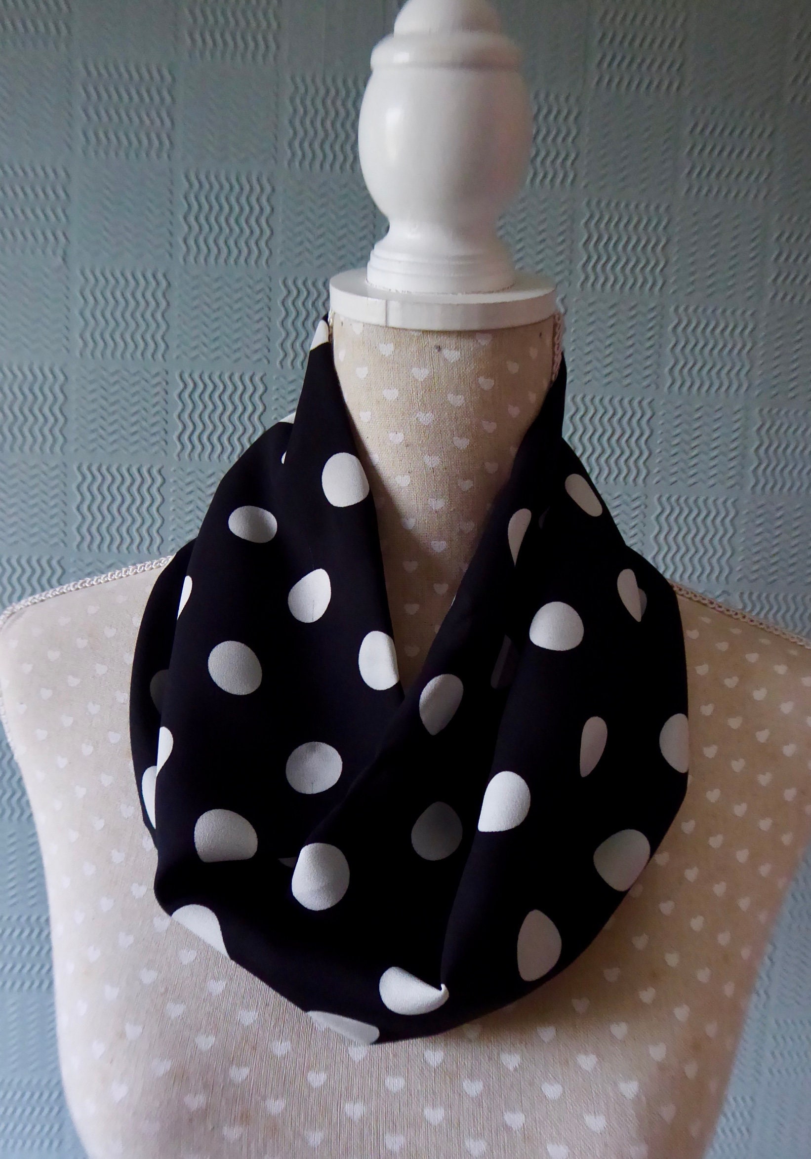 Schwarzer Krepp Schlauchschal, Gepunkteter Einzelloop, Geschenk Für Sie von Scarvestorock