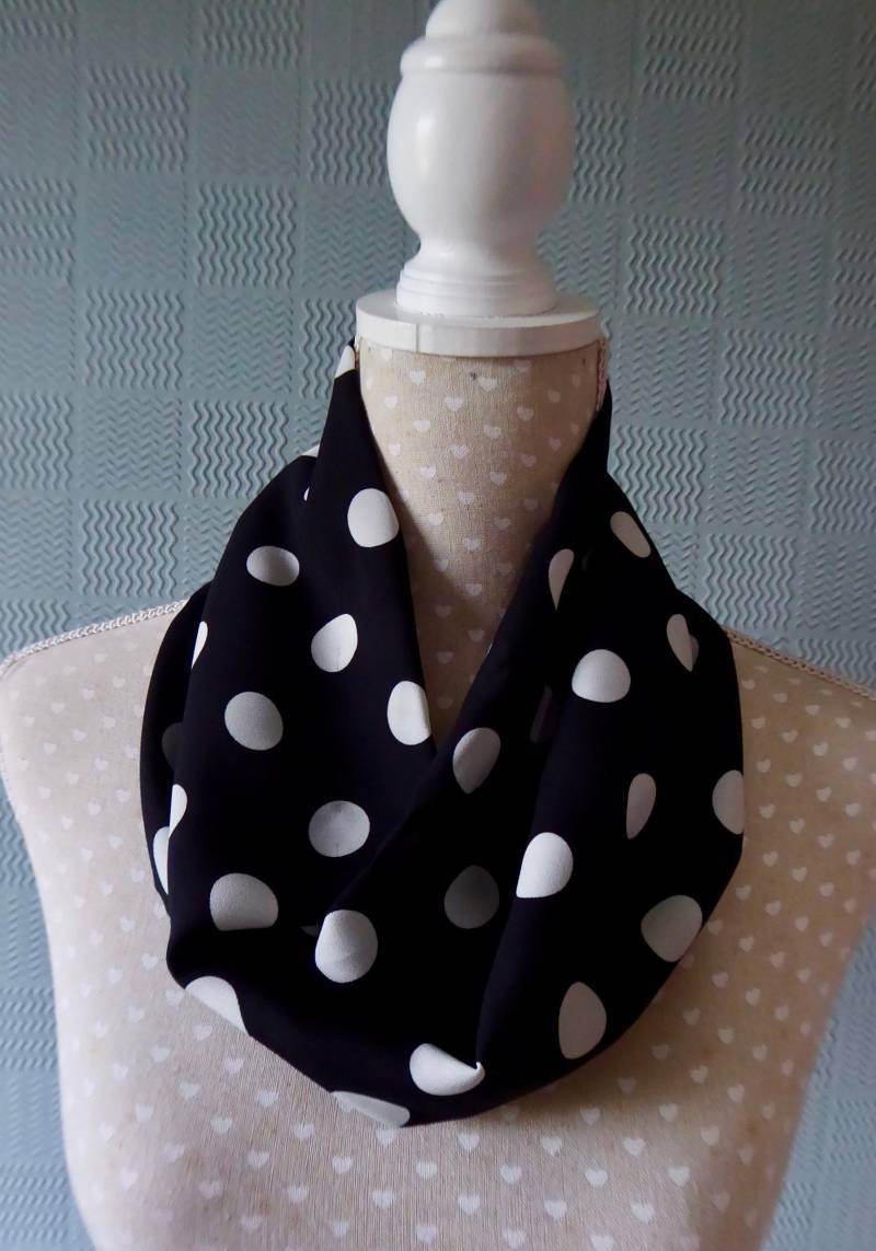 Schwarzer Krepp Schlauchschal, Gepunkteter Einzelloop, Geschenk Für Sie von Scarvestorock