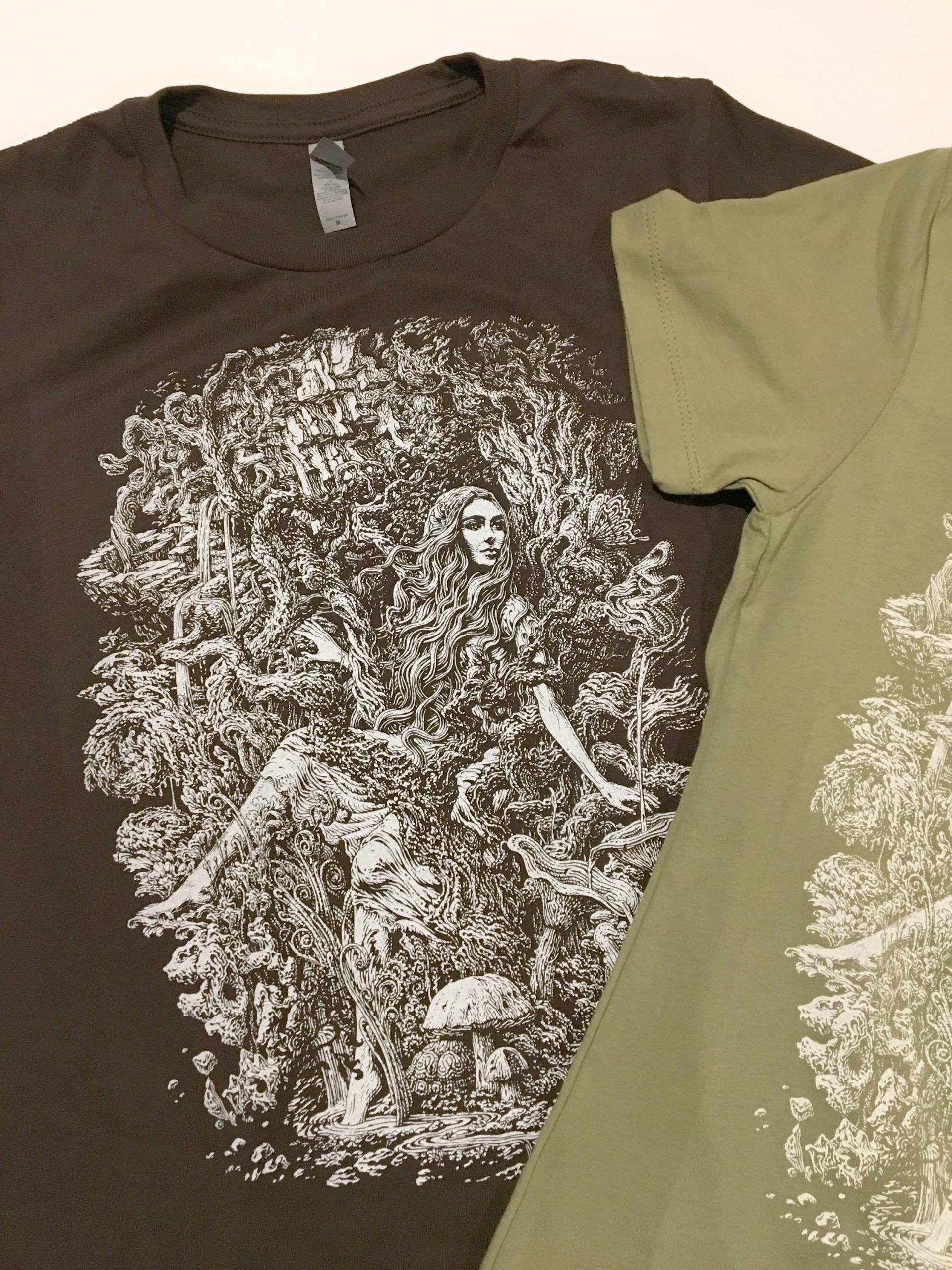 Mutter Natur Tochter Frauen Shirt - Eine Schöne Frau in Einem Ruhigen Wald Mutter Natur Tochter Frauen Shirt - Eine Schöne Frau in Einem Ruhigen Wald von ScatterbrainTees
