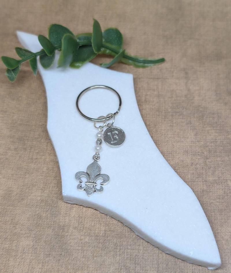 Fleur De Lis Schlüsselanhänger Mit Edelsteinperlen Aus Weißem Howlith Fleur De Lis Schlüsselanhänger Mit Edelsteinperlen Aus Weißem Howlith von ScatterlingDesigns