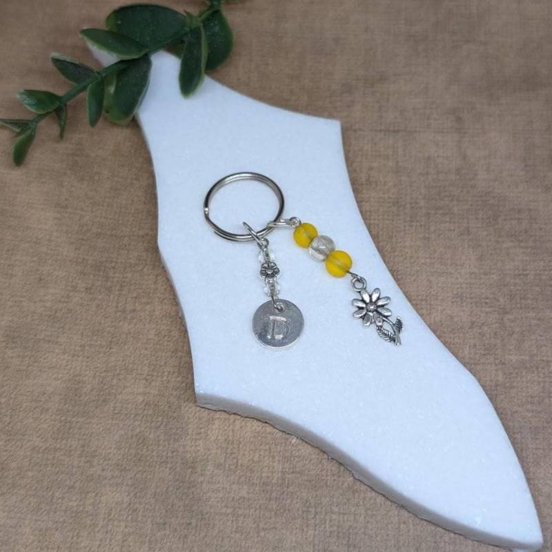 Gänseblümchen Perlen Anfangsschlüsselring, Blumenschlüsselring, Personalisierter Schlüsselring, Blumenliebhabergeschenk, Gärtnergeschenk Gänseblümchen Perlen Anfangsschlüsselring, Blumenschlüsselring, Personalisierter Schlüsselring, Blumenliebhabergeschenk, Gärtnergeschenk von ScatterlingDesigns