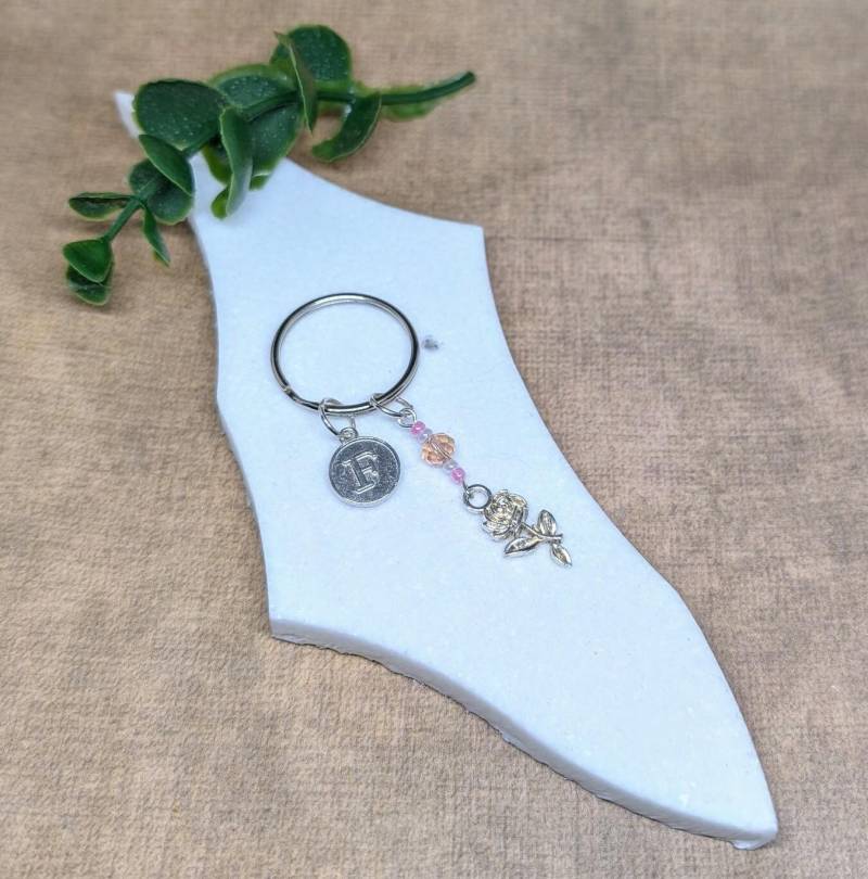 Rose Anfang Schlüsselring, Geschenk, Blume Geschenk Für Sie, Blumen-Liebhaber-Geschenk, Rose-Liebhaber-Geschenk Rose Anfang Schlüsselring, Geschenk, Blume Geschenk Für Sie, Blumen-Liebhaber-Geschenk, Rose-Liebhaber-Geschenk von ScatterlingDesigns