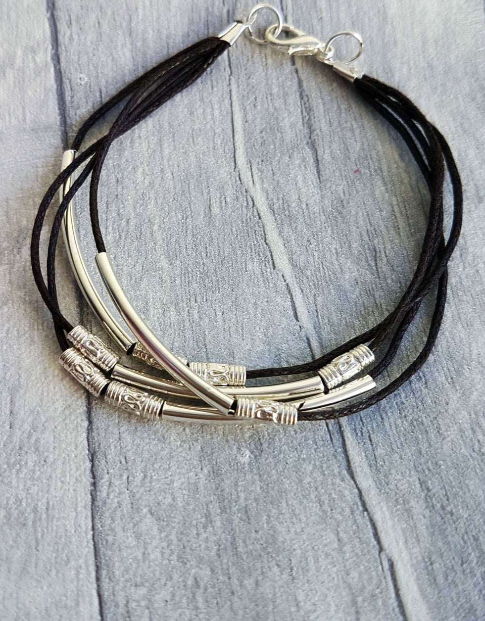 Schwarzes Wachskordel Armband, Versilberte Röhrenperlen, Boho Schmuck von ScatterlingDesigns