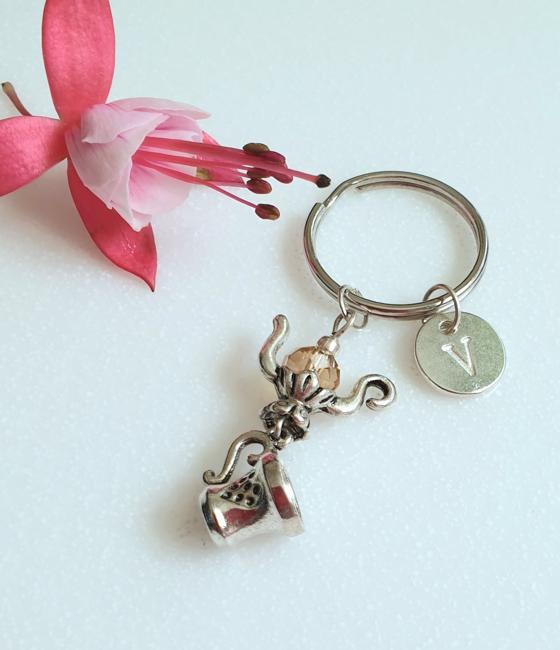 Teekanne & Tasse Initial Schlüsselanhänger, Geschenk Für Teeliebhaber von ScatterlingDesigns