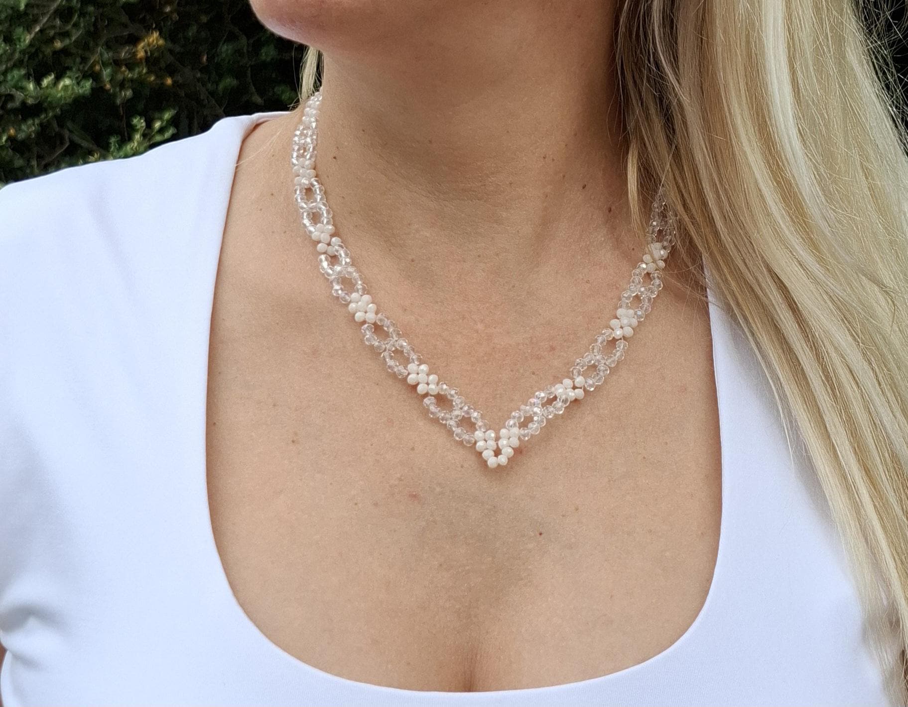 Crystal Light - Geflochtene Glasperlenkette in Weiß & Kristall, Handgemacht, Elegante Halskette Crystal Light - Geflochtene Glasperlenkette in Weiß & Kristall, Handgemacht, Elegante Halskette von ScentofBeautyDesign