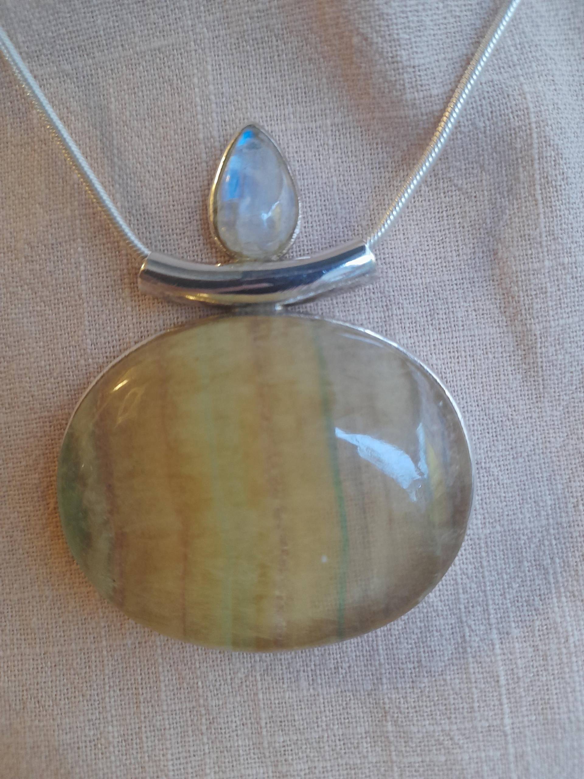 Anhänger Aus 925 Er Sterling Silber Mit Einem Ovalen Fluorit Und Mondstein von Schabanag