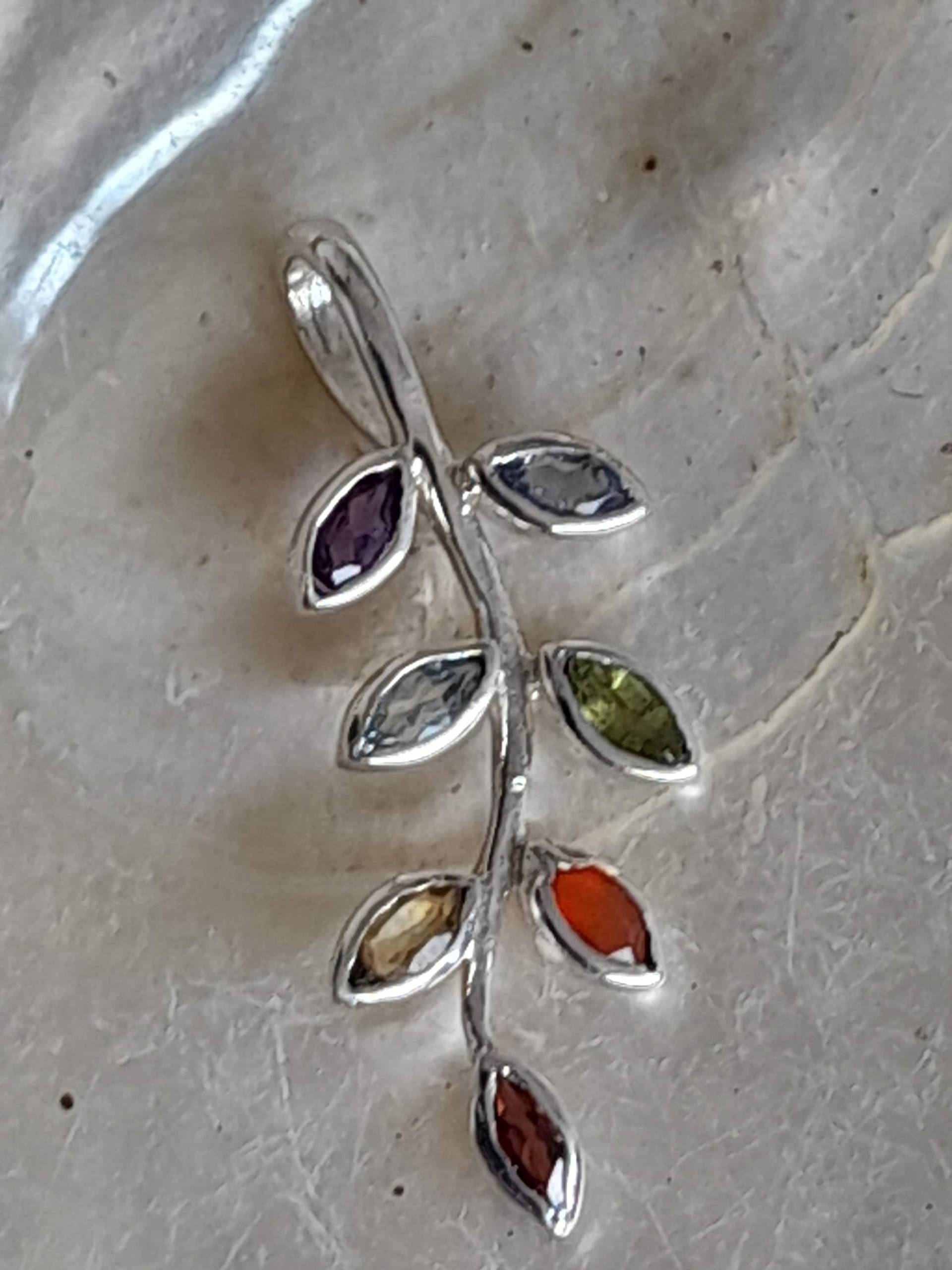 Anhänger Für Eine Kette Aus Sterling Silber Mit Verschiednen Edelsteinen in Blumen - Blatt Oder Zweig Form von Schabanag