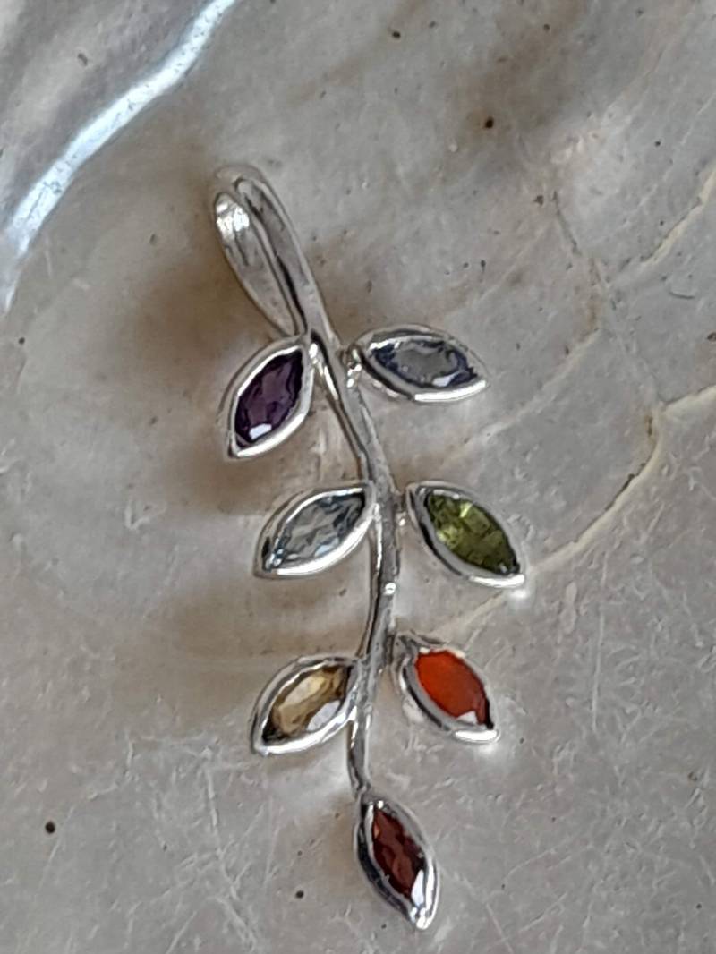 Anhänger Für Eine Kette Aus Sterling Silber Mit Verschiednen Edelsteinen in Blumen - Blatt Oder Zweig Form von Schabanag