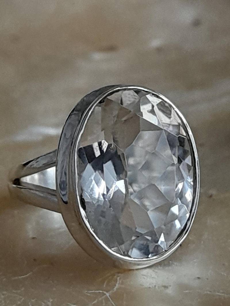 Großer Ring Aus Sterling Silber Mit Einem Geschliffenen Bergkristall Größe 53 von Schabanag