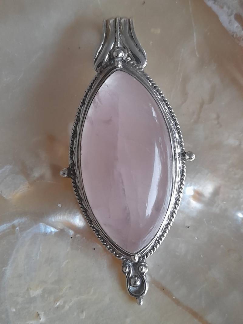 Interessanter Rosenquarz Anhänger Natürlicher Edelstein Gefasst in 925 Sterling Silber Einzelstück Rosa von Schabanag