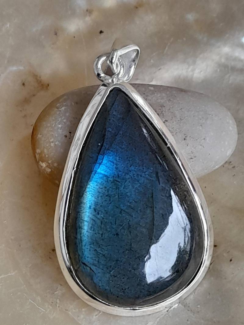 Kettenanhänger Mit Einem Labradorith in Silber Gefaßt von Schabanag