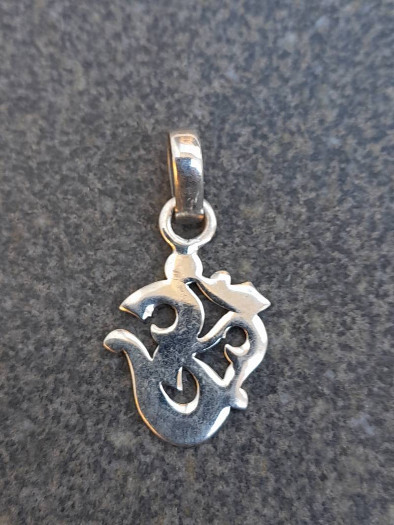 Kleines Verspieltes Om Zeichen Aus Silber von Schabanag