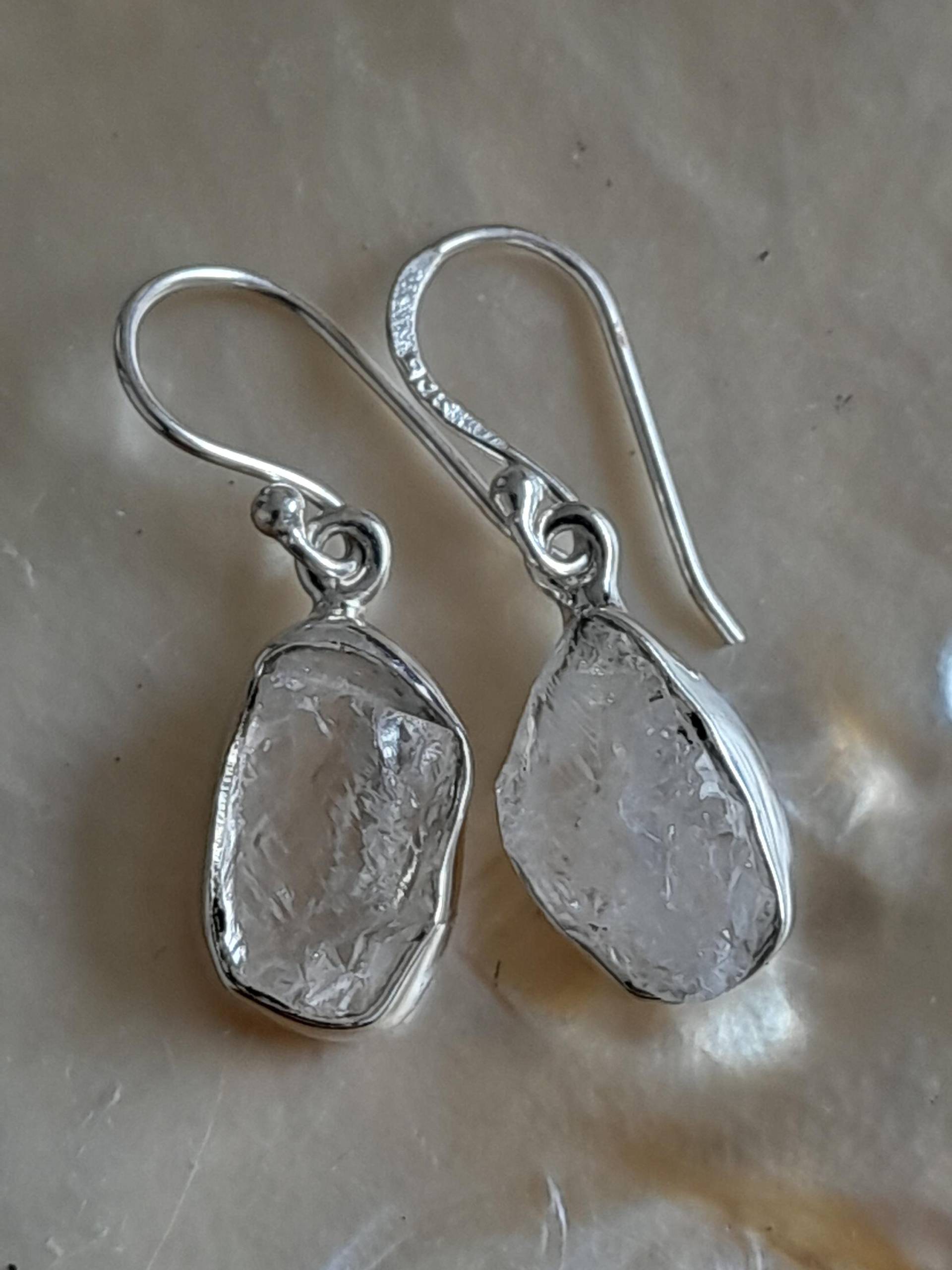 Ohrringe - Ohrhänger 925Er Sterling Silber Mit Ungeschliffenem Naturbelassenem Bergkristall Rohstein von Schabanag