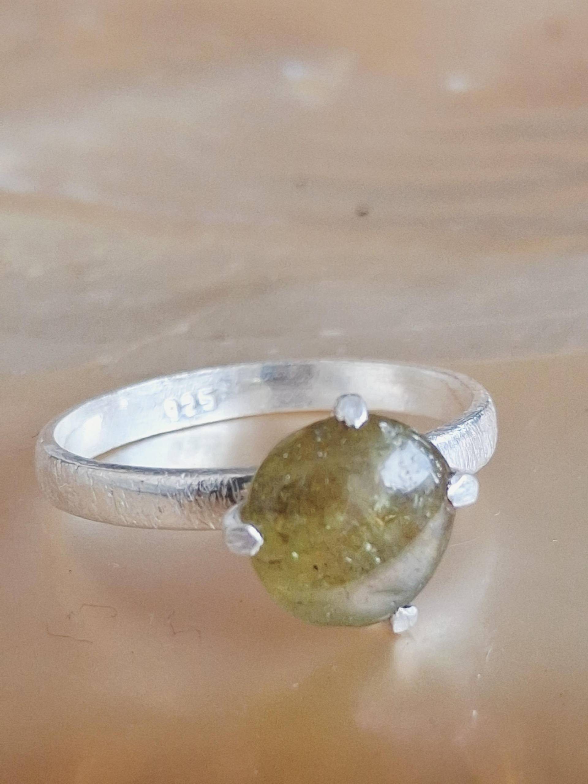 Ring 925 Er Sterling Silber Mit Einem Kleinen Olivgrünen Prenit Stein Gr. 62 von Schabanag