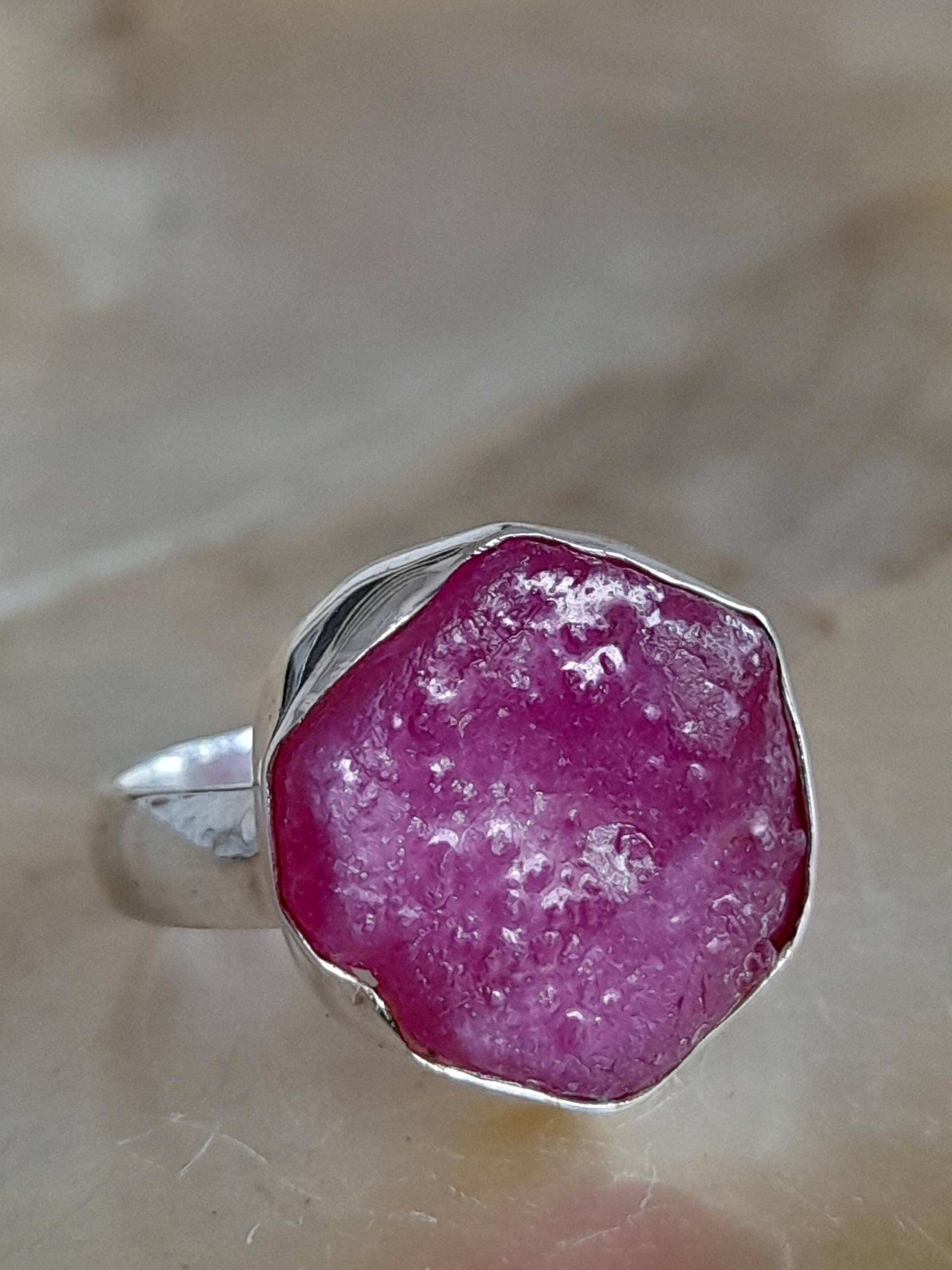 Ring 925 Er Sterling Silber Mit Einem Roten Ungeschliffenen Aventurine Rohstein Größe 59 von Schabanag