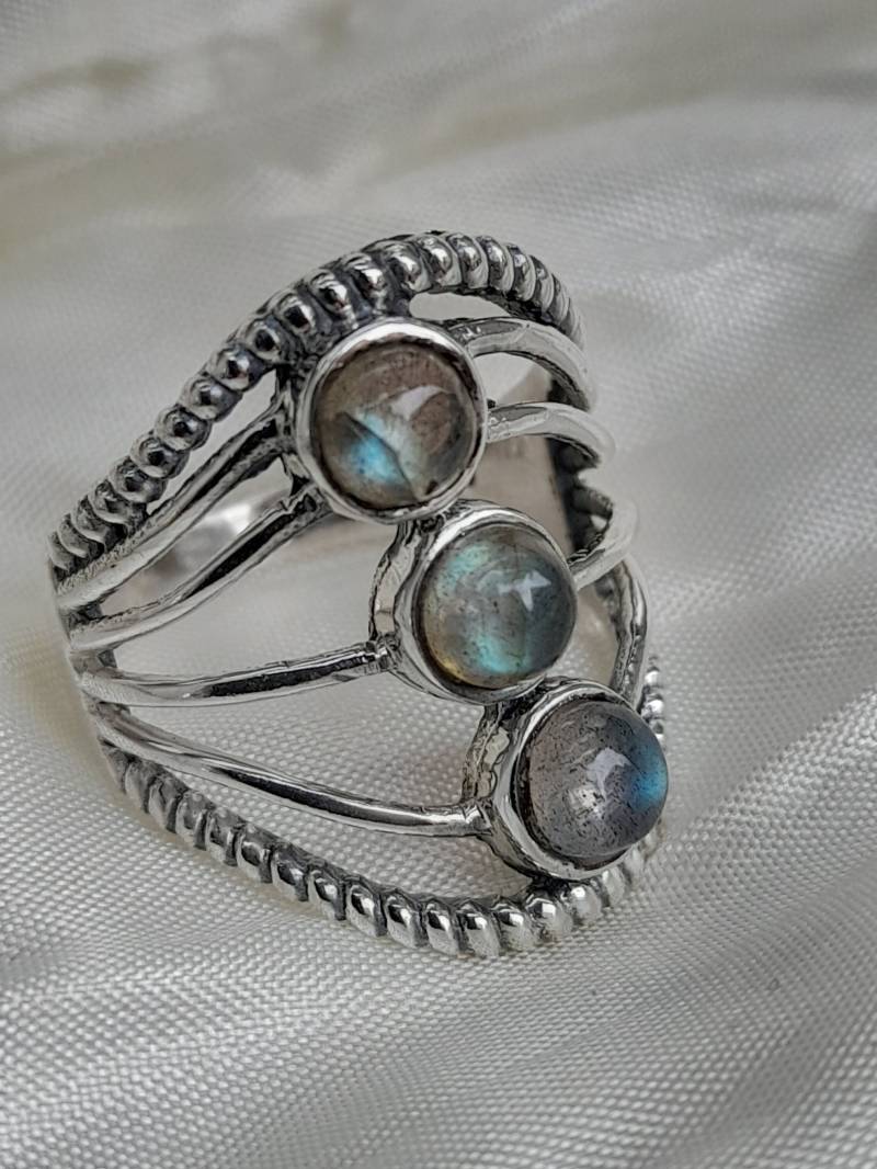 Ring Silber Mit 3 Kleinen Runden Labradorit Steinen von Schabanag