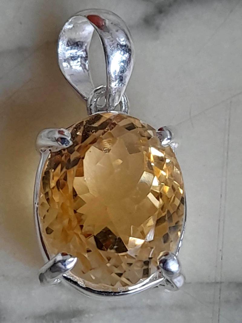 Super Schöner Anhänger Aus 925 Er Sterling Silber Mit Einem Geschliffenen Citrin Stein von Schabanag