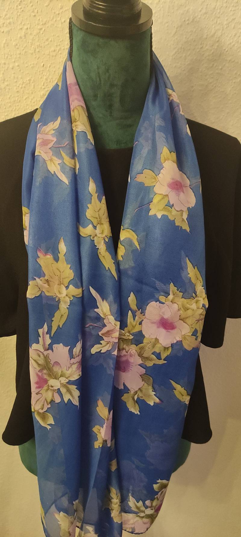 Leicht Fallender Chiffon Schal in Royalblau& Rose Wunderschönes Muster Und Tolle Farben Vielseitig Zu Tragen. Ein Blickfang Für Jedes Outfit von SchalsUndMehr